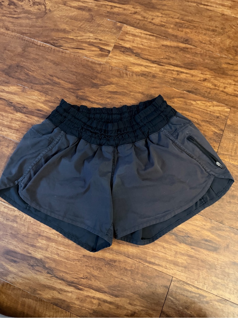 Lululemon Athletica Black Gray Elastic Waist One Pocket Tracker Short Sz 10